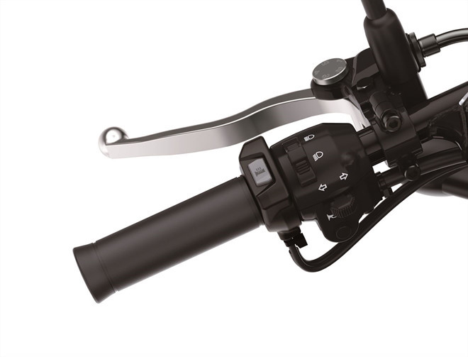 Chức năng hỗ trợ sang số chống trượt bánh là một tính năng hiện đại khác trên Kawasaki W800. Tuy nhiên, xe không có ABS và chỉ có 1 chế độ lái. Một loạt các phụ kiện có thể được trang bị thêm trên W800 Café bao gồm sưởi tay lái, tựa lưng yên sau, giá để hành lý và bộ đai ốc móc.