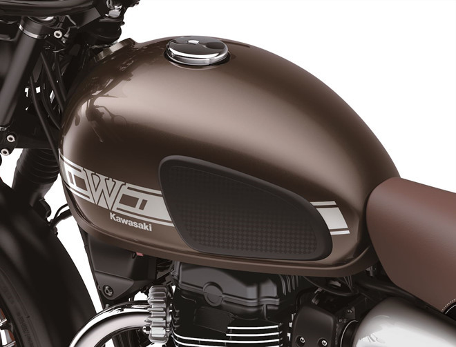 Cấu trúc khung sườn ống thép của Kawasaki W800 cũng đã được làm mới giúp tối ưu hóa khả năng chịu lực và khối lượng nhẹ hơn. Trái tim của W800 là khối động cơ 2 xy-lanh song song, làm mát bằng không khí, dung tích 773 cc, công suất 43 mã lực giống như động cơ của thế hệ trước.