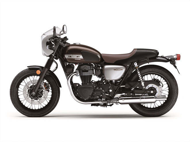 Trái ngược với các mẫu xe neo-retro khác đều có giá vượt mức 10.000 USD, Kawasaki W800 Café có giá bán 9.799 USD. Trong đó phiên bản Street sẽ được bán tại các đại lý của Mỹ trong năm nay với giá dự kiến thấp hơn bản Cafe vài trăm USD.
