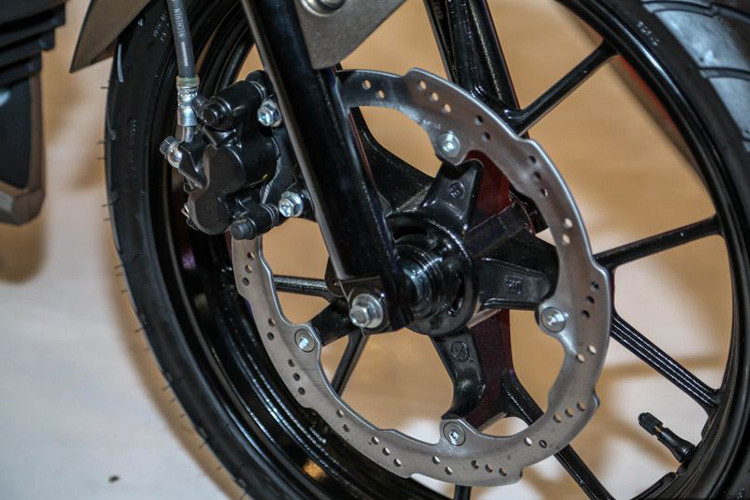 Hệ thống phanh đĩa ở cả trước và sau là trang bị tiêu chuẩn của xe. Đáng tiếc là mẫu xe côn tay cỡ nhỏ này không được trang bị hệ thống chống bó cứng an toàn - phanh ABS vốn đang được nhiều hãng xe áp dụng.