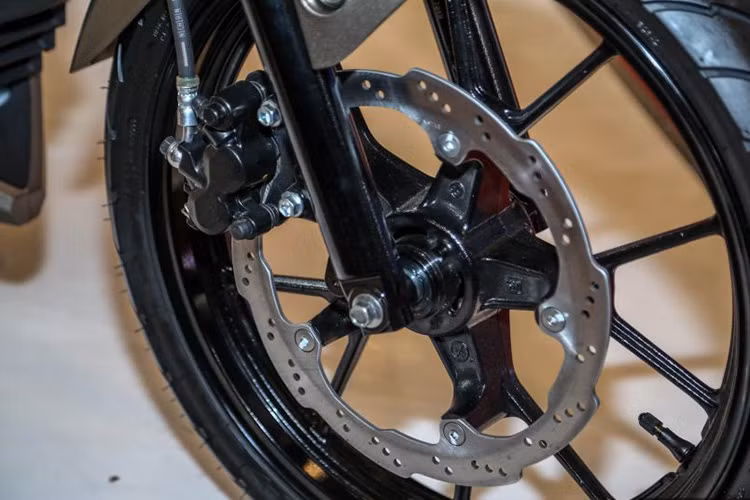 Hệ thống phanh đĩa ở cả trước và sau là trang bị tiêu chuẩn của xe. Đáng tiếc là mẫu xe côn tay cỡ nhỏ này không được trang bị hệ thống chống bó cứng an toàn - phanh ABS vốn đang được nhiều hãng xe áp dụng.