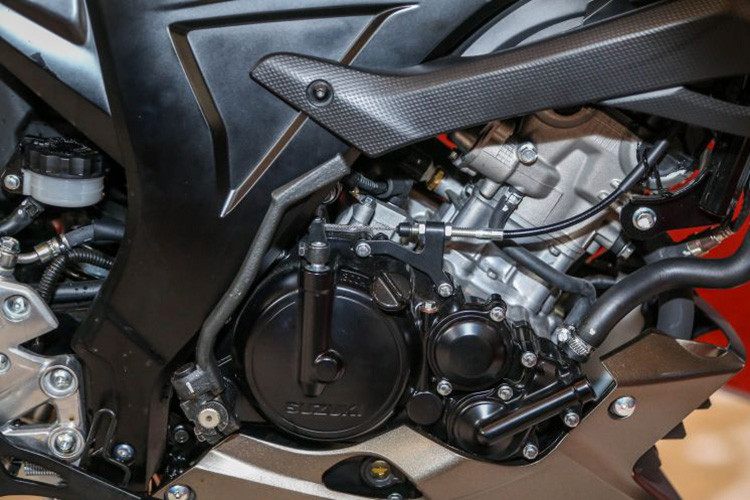 Mẫu xe máy Suzuki GSX150 Bandit 2018 được trang bị khối động cơ xylanh đơn, dung tích 147,3 cc, làm mát bằng dung dịch, đi kèm là hộp số côn tay 6 cấp và hệ thống phun xăng điện tử, sản sinh công suất cực đại 18,9 mã lực và mômen xoắn cực đại 14 Nm.