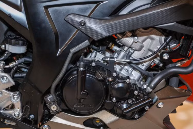 Mẫu xe máy Suzuki GSX150 Bandit 2018 được trang bị khối động cơ xylanh đơn, dung tích 147,3 cc, làm mát bằng dung dịch, đi kèm là hộp số côn tay 6 cấp và hệ thống phun xăng điện tử, sản sinh công suất cực đại 18,9 mã lực và mômen xoắn cực đại 14 Nm.