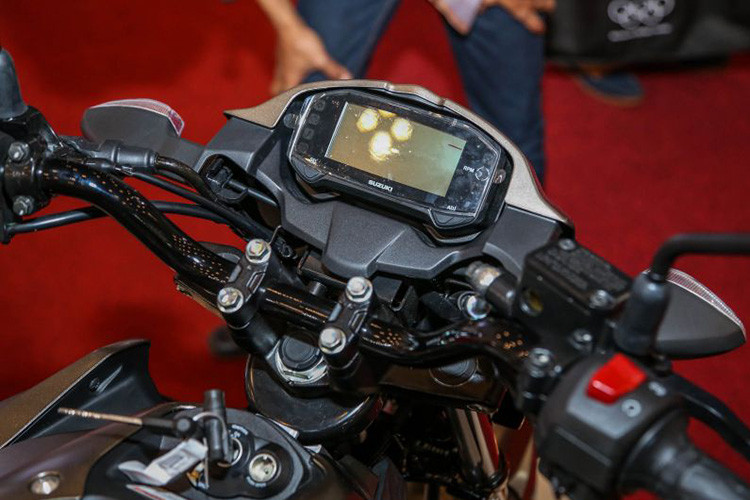 Đáng chú ý, đồng hồ của xe là loại kỹ thuật số hoàn toàn rất hiện đại, hiển thị đầy đủ các thông tin của xe như vòng tua máy, vận tốc, cấp số và hành trình. Các nút bấm thiết kế đơn giản, giống như những mẫu xe côn tay cỡ nhỏ của Suzuki đang bán ra tại thị trường Việt Nam.