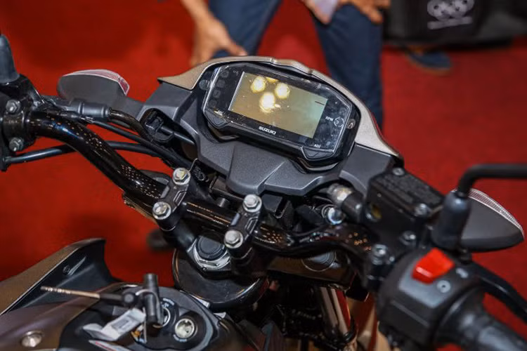 Đáng chú ý, đồng hồ của xe là loại kỹ thuật số hoàn toàn rất hiện đại, hiển thị đầy đủ các thông tin của xe như vòng tua máy, vận tốc, cấp số và hành trình. Các nút bấm thiết kế đơn giản, giống như những mẫu xe côn tay cỡ nhỏ của Suzuki đang bán ra tại thị trường Việt Nam.