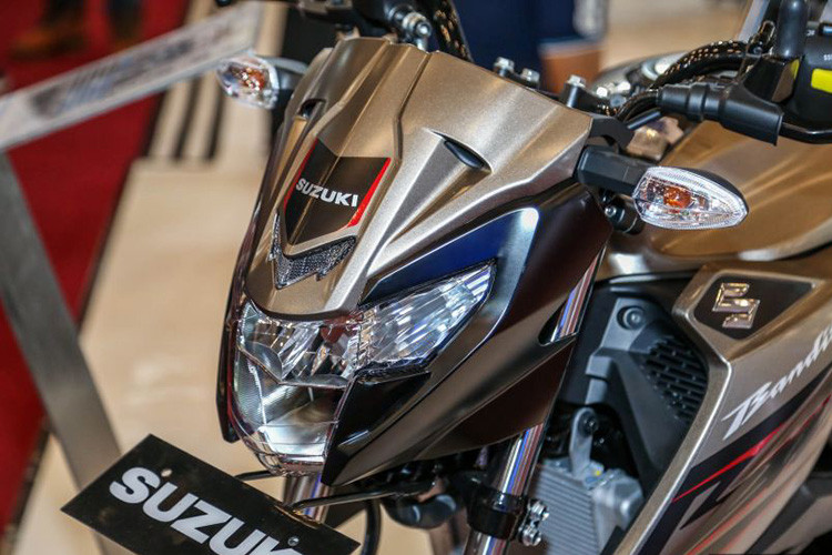 Đèn pha của xe được thừa hưởng từ mẫu Raider 150, phần đầu đèn của Suzuki GSX150 Bandit có thiết kế rất gọn gàng và không hề phô trương. Mặt đèn pha được thiết kế khá ấn tượng, chiếm phân nửa diện tích đầu đèn, phần mặt nạ ở trên được tích hợp đèn đề mi định vị loại nhỏ.