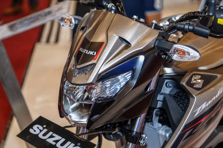 Đèn pha của xe được thừa hưởng từ mẫu Raider 150, phần đầu đèn của Suzuki GSX150 Bandit có thiết kế rất gọn gàng và không hề phô trương. Mặt đèn pha được thiết kế khá ấn tượng, chiếm phân nửa diện tích đầu đèn, phần mặt nạ ở trên được tích hợp đèn đề mi định vị loại nhỏ.