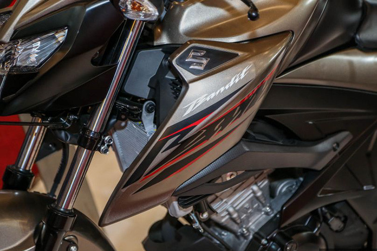 Hệ thống treo của xe vẫn bao gồm cặp phuộc ống lồng phía trước và giảm xóc lò xo trụ đơn phía sau. Bộ vành của xe cũng được thừa hưởng từ Suzuki GSX-R150 là loại vành đúc 17 inch dạng 5 chấu chữ Y.