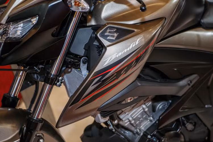 Hệ thống treo của xe vẫn bao gồm cặp phuộc ống lồng phía trước và giảm xóc lò xo trụ đơn phía sau. Bộ vành của xe cũng được thừa hưởng từ Suzuki GSX-R150 là loại vành đúc 17 inch dạng 5 chấu chữ Y.