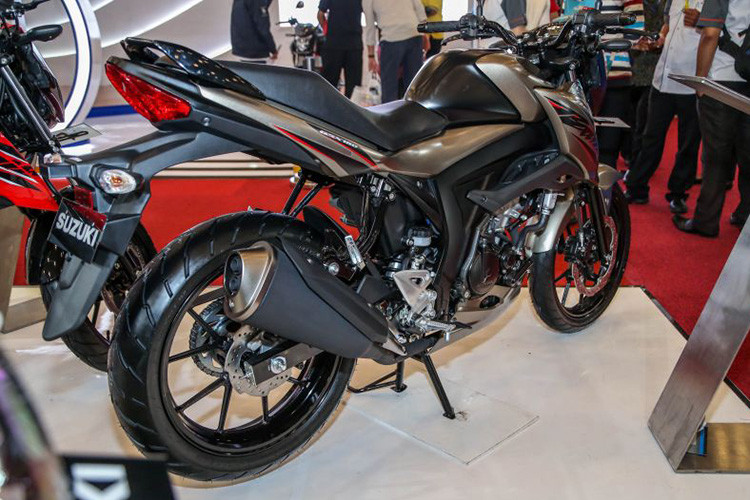Về kết cấu, bộ khung chính của mẫu xe này được thừa hưởng từ những người anh nhà Suzki đi trước cùng phân khúc, tuy nhiên phần khung phụ phía sau lại có thiết kế khác biệt để phù hợp với thiết kế chiều cao yên đủ dùng cho người Châu Á là 785 mm. Cụm đèn hậu đơn giản, mang phong cách của những mẫu xe đời cũ nhiều hơn.