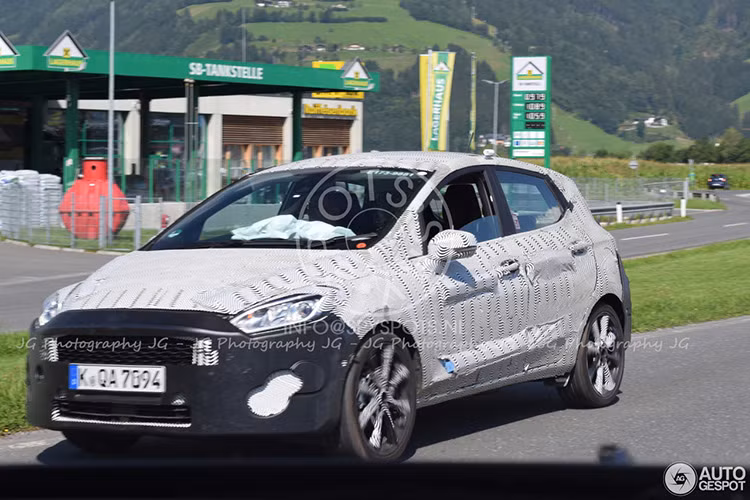 Hiện khách hàng đang có nhu cầu về các tùy chọn cao cấp hơn ở những dòng xe nhỏ hơn, do đó hãy cùng chờ đợi những tính năng tùy chọn như cảm biến lùi và giám sát điểm mù sẽ được cung cấp sẵn. Cùng chờ đợi tới khi Ford Fiesta 2018 chính thức được bán trên thị trường vào 2017.