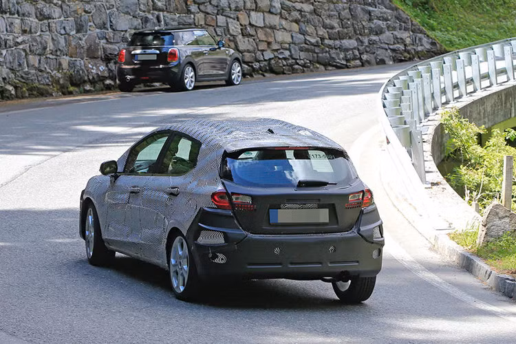 Ngoài ra, chiếc xe cũng có phần “ngụy trang” phía sau từng xuất hiện trên những phiên bản thử nghiệm trước đó, dù lớp vỏ bọc này khiến các chi tiết phân biệt rất khó để nhận ra nhưng theo quan sát nó đã được làm mới hoàn toàn so với thế hệ cũ đang xuất hiện trên thị trường.