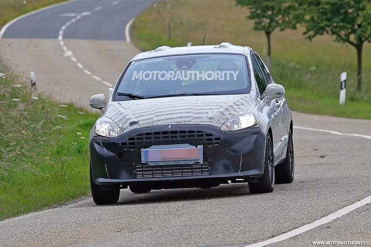 Những chiếc Fiesta phiên bản 2018 xuất hiện trong các bức ảnh này chia sẻ phần cản trước hơi khác nhau, một chiếc có phần sườn xe mở rộng hơn.