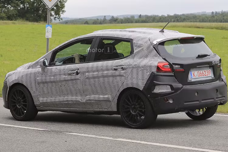 Dù rất khó để kết luận chính xác do xe đã được dán kín nhằm che đậy đi thiết kế, tuy nhiên có lẽ phần kích thước khác nhau này có thể nằm ở hốc hút gió hoặc vị trí đặt cụm đèn sương mù tùy chọn nếu ta chú ý quan sát no với phiên bản trước đây. 