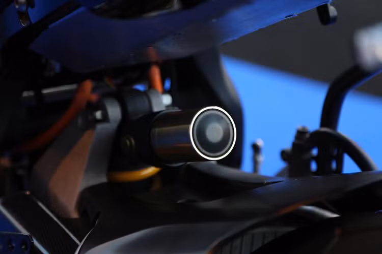 Điểm lạ mắt là những chi tiết ốp gỗ ở thân xe được tạo hình uốn lượn, ôm lấy phần thân chính của mẫu xe môtô chạy điện này là một khối trụ và dường như động cơ cũng như pin nguồn được tích hợp trong đó.