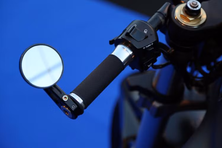 Xe có thiết kế một chỗ ngồi, gắp đơn phía sau lệch trái và phuộc đơn lệch tâm cũng đặt cùng phía với gắp sau. Phuộc trước cũng có thiết kế đáng chú ý, song chưa được hiển thị rõ ràng trong khi vành bánh xe có thiết kế kiểu cánh tua-bin hứa hẹn tạo nên một mẫu mô tô có giá trị cao về thẩm mỹ, tính độc đáo.