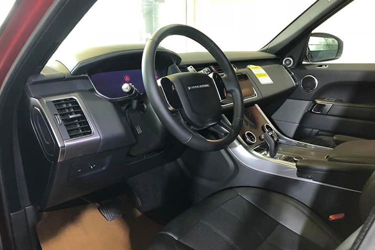 Mẫu xe Range Rover Sport bản nâng cấp 2019 còn có thêm hệ thống kiểm soát hành trình thích ứng mới với tính năng hỗ trợ đánh lái, giúp xe không bị lệch làn. Thêm vào đó là hệ thống phanh khẩn cấp ở tốc độ cao và Predictive Energy Optimization giúp vạch ra lộ trình tối ưu trên hệ thống định vị để tiết kiệm nhiên liệu.