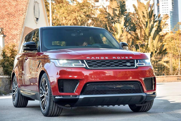 Xe SUV Range Rover Sport - Một trong 4 mẫu của thương hiệu Range Rover đang được phân phối chính hãng tại Việt Nam. Mẫu xe này xếp sau dòng Range Rover và đứng trước Velar cũng như Evoque. Mặc dù được giới thiệu ra thị trường toàn cầu từ tháng 10 năm 2017 thế nhưng mãi đến đầu năm 2019 xe mới về Việt Nam theo diện chính hãng.