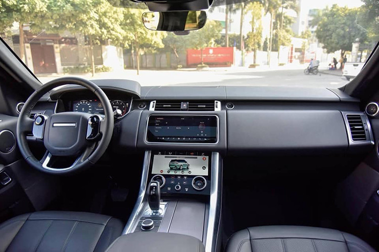 So với ngoại thất, nội thất của Range Rover Sport 2019 được làm mới rõ rệt hơn, đặc biệt ở hệ thống thông tin giải trí Touch Pro Duo mới, bao gồm 2 màn hình 10 inch. Đây vốn là trang bị đã lần đầu tiên được trang bị cho Range Rover Velar. Thêm vào đó là vòng đeo tay thông minh Activity Key cho phép chủ nhân đóng/mở cửa mà không cần chìa khóa.