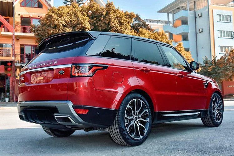 Nhìn ngang, Range Rover Sport 2019 ghi điểm bởi những đường dập nổi dứt khoát nhưng vẫn uyển chuyển hài hòa. Đuôi xe đặc biệt vững chãi với hàng loạt chi tiết như cản gầm được mở rộng to lớn đi cùng cặp ống xả thể thao bọc chrome bóng bẩy, dãy đèn LED báo phanh phụ được tích hợp vào đuôi lướt gió cỡ lớn.