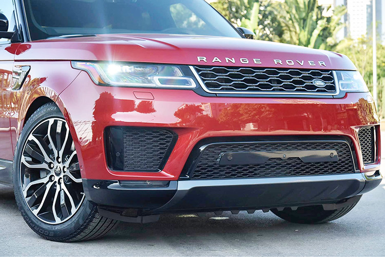 Phần đầu xe nổi bật với cụm đèn LED ban ngày kết hợp đèn pha xenon đặc trưng trong thiết kế của Land Rover. Chi tiết này được hãng rất trau chuốt tỉ mỉ và kỹ lưỡng. Những đường nét gân guốc, thô ráp truyền thống được thay thế bởi một đường cong uốn lượn kết hợp với một hình bầu dục.