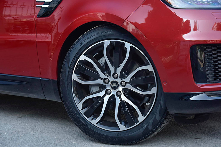 Tay nắm cửa cùng màu thân xe được thương hiệu xe sang Anh quốc thiết kế khá đồng bộ, phía dưới là bộ la zăng kích thước 21 inch, 5 cánh được cách điệu hình cánh hoa đẹp mắt. Các kích thước Dài x Rộng x Cao của xe tương ứng với những con số 4.850 x 2.000 x 1.780mm.