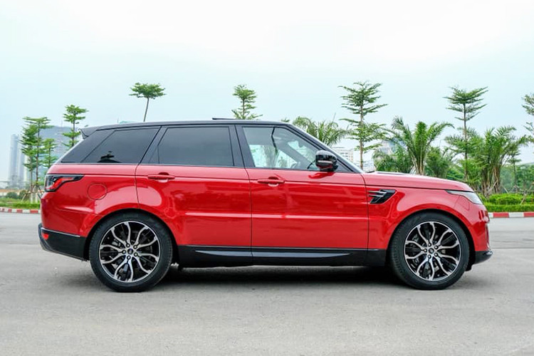 Range Rover Sport 2019 mới là phiên bản nâng cấp giữa vòng đời của dòng SUV hạng sang nhà Land Rover sau 4 năm. So với phiên bản cũ, xe sở hữu một số nâng cấp đáng chú ý. Bên ngoài, mẫu SUV hạng sang Range Rover Sport không thay đổi quá nhiều so với phiên bản cũ.