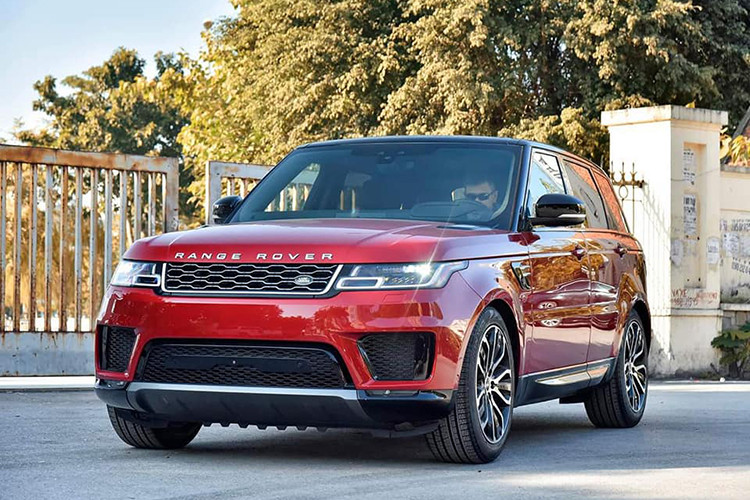 Giá xe Range Rover Sport 2019 "chạy lướt" trong bài viết này được chủ nhân chào bán khoảng hơn 6 tỷ đồng, rẻ hơn chính hãng khoảng vài trăm triệu đồng và mới chỉ lăn bánh 1000km - khá hợp lý cho những người yêu thương hiệu xe SUV hạng sang Anh quốc mà không muốn "đập thùng".