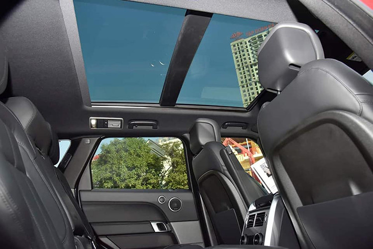 Với phiên bản này, Range Rover Sport 2019 được trang bị khối động cơ V6 3.0L siêu nạp, sản sinh công suất tối đa 335 mã lực, mô-men xoắn cực đại 450 Nm. Động cơ này kết hợp với hộp số tự động 8 cấp giúp xe tăng tốc từ 0 - 100 km/h trong 7,2 giây, tốc độ tối đa 209 km/h. Mức tiêu thụ nhiên liệu trung bình theo nhà sản xuất công bố là 10,5L/100km. 