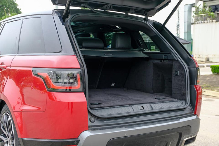 Tại thị trường Việt Nam, Range Rover Sport HSE 2019 phiên bản sử dụng động cơ V6 3.0L và được trang bị nhiều tuỳ chọn cao cấp như gói Dynamic được chào bán với giá chính hãng là 6,8 tỷ đồng. Đây là mức giá tương đương với phiên bản cũ từng được bán chính hãng tại Việt Nam.