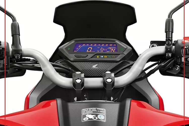 Thiết kế của xe môtô Honda NX190 2025 mang đậm dấu ấn kế thừa từ thế hệ trước, thể hiện qua đèn pha đơn và yên ngồi đôi hai tầng.