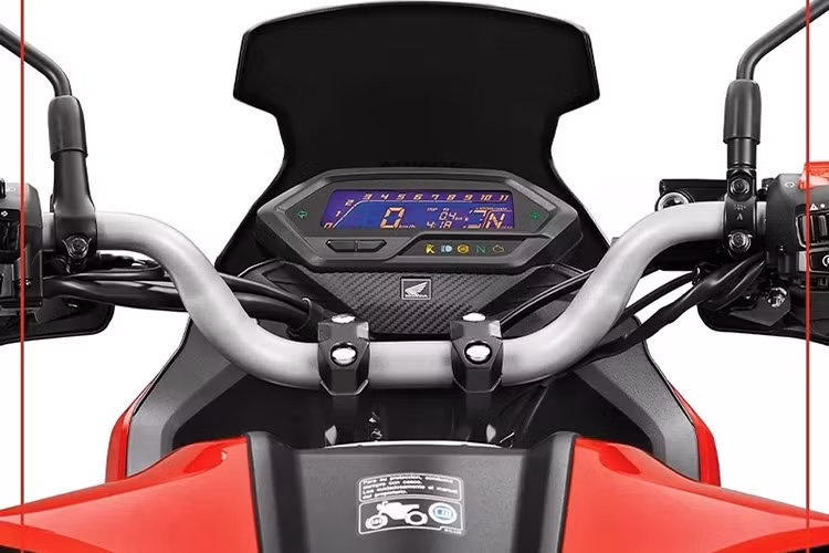 Thiết kế của xe môtô Honda NX190 2025 mang đậm dấu ấn kế thừa từ thế hệ trước, thể hiện qua đèn pha đơn và yên ngồi đôi hai tầng.