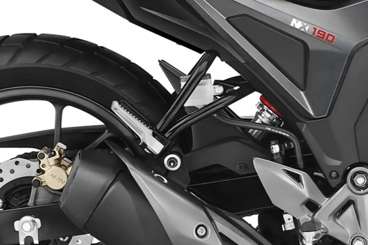 Honda NX190 2025 sử dụng khối động cơ đơn xi-lanh, SOHC, dung tích 184cc, làm mát bằng không khí, mang đến công suất tối đa 17 mã lực và mô-men xoắn cực đại 16,1Nm. Đi kèm với đó là hệ thống truyền động 5 cấp đảm bảo khả năng vận hành mượt mà và mạnh mẽ trên mọi cung đường.