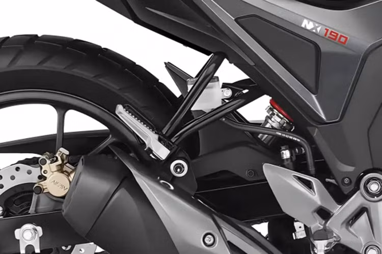 Honda NX190 2025 sử dụng khối động cơ đơn xi-lanh, SOHC, dung tích 184cc, làm mát bằng không khí, mang đến công suất tối đa 17 mã lực và mô-men xoắn cực đại 16,1Nm. Đi kèm với đó là hệ thống truyền động 5 cấp đảm bảo khả năng vận hành mượt mà và mạnh mẽ trên mọi cung đường.
