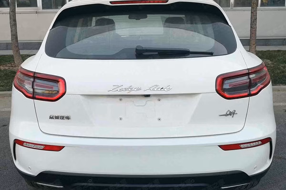 Trong khi đó, cụm đèn pha của Zotye SR9 2019 vẫn giữ nguyên hình dáng như trước. Đằng sau Zotye SR9 2019 xuất hiện hốc gió giả trên cản sau và 2 ống xả mạ crôm thay vì 4 ống xả như bản cũ. Tương tự đèn pha, cụm đèn hậu của Zotye SR9 2019 cũng giữ nguyên thiết kế cũ.