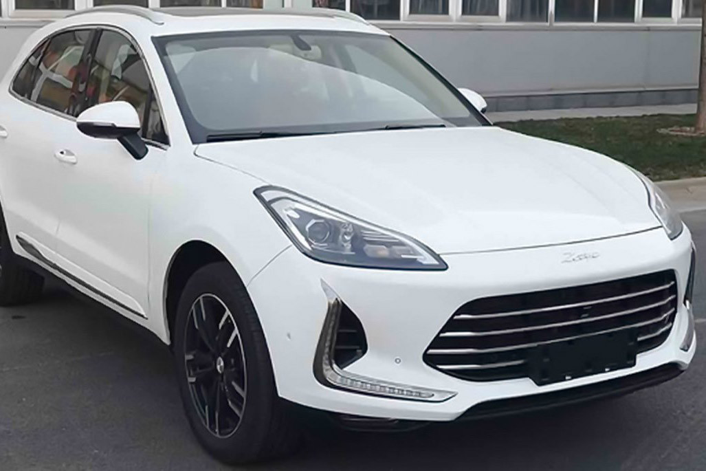 Qua những hình ảnh đầu tiên, có thể thấy mẫu xe Zotye SR9 2019 mới này được trang bị lưới tản nhiệt lục giác thay vì hình thang đặt ngược như trước. Bên trong lưới tản nhiệt mới có 4 thanh mạ crôm nằm ngang. Nằm hai bên lưới tản nhiệt là dải đèn LED định vị ban ngày hình chữ L và được bao quanh bằng viền mạ crôm.