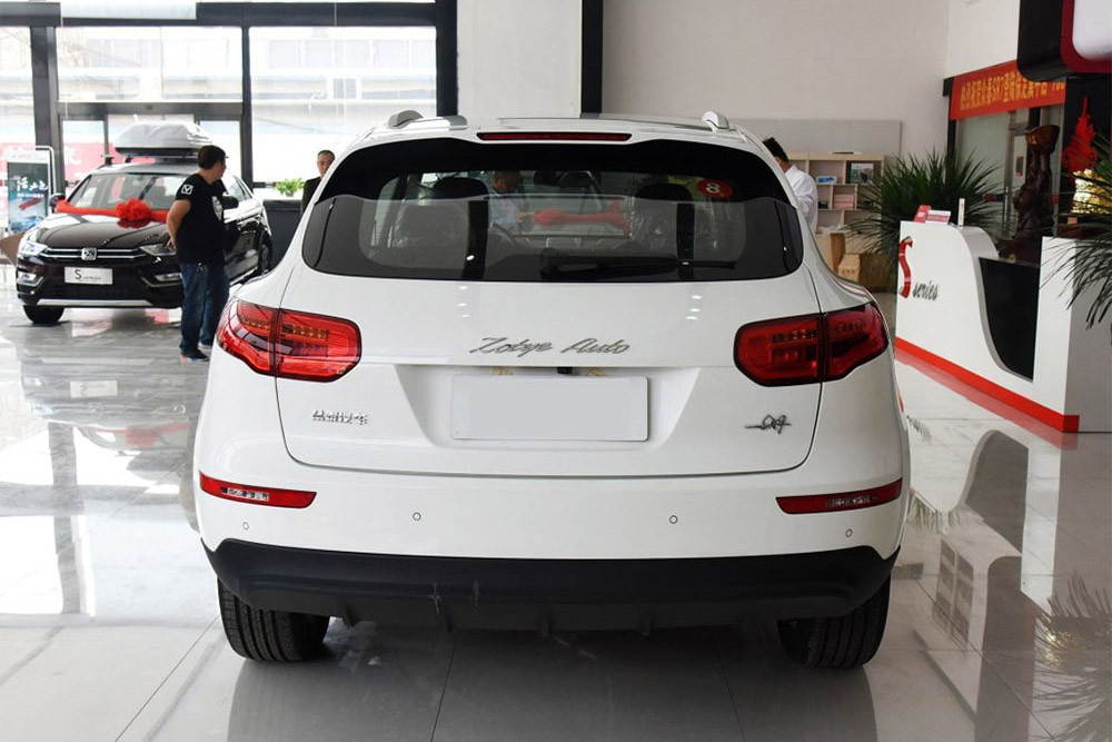 Trong khi đó, Zotye SR9 cũ được trang bị động cơ xăng 4 xi-lanh, tăng áp, dung tích 2.0 lít do Mitsubishi sản xuất. Riêng hộp số sàn 5 cấp và tự động ly hợp kép 6 cấp vẫn được bê nguyên từ phiên bản cũ sang Zotye SR9 2019.