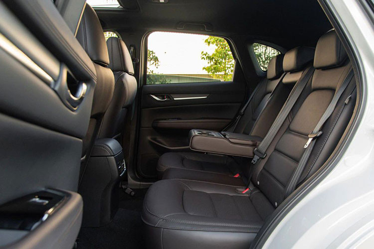 Tuy nhiên, mẫu xe Mazda CX-5 có sức hút của một mẫu xe được ưa chuộng nhất phân khúc, doanh số bán ra luôn chiếm một nửa thị phần nhóm xe gầm cao cỡ C trong từng tháng.