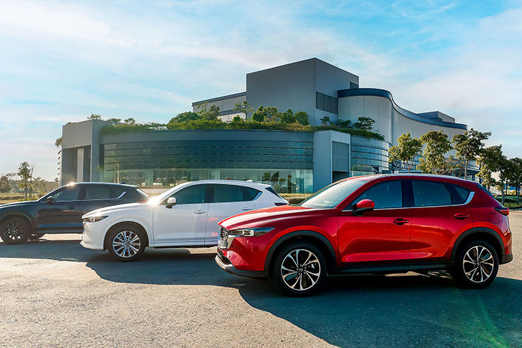 Theo bảng giá mới cập nhật từ đại lý, nhiều mẫu xe Mazda đang được áp dụng mức giá thấp hơn rất nhiều so với giá niêm yết trên website chính hãng. Cụ thể, các đại lý đang chào bán xe Mazda CX-5 giảm giá có mức dao động 694-814 triệu đồng. 