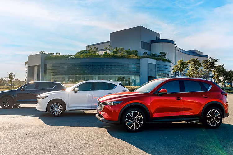 Theo bảng giá mới cập nhật từ đại lý, nhiều mẫu xe Mazda đang được áp dụng mức giá thấp hơn rất nhiều so với giá niêm yết trên website chính hãng. Cụ thể, các đại lý đang chào bán xe Mazda CX-5 giảm giá có mức dao động 694-814 triệu đồng. 