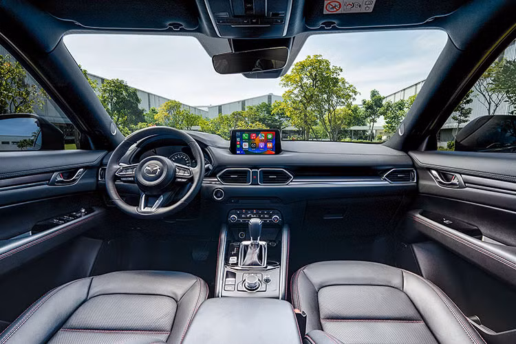 Mazda CX-5 là đối thủ của các mẫu SUV cỡ C tại thị trường Việt Nam. Hiện tại, phân khúc này đang có Mitsubishi Outlander, Honda CR-V và Haval H6 tích cực giảm giá để xả hàng tồn.