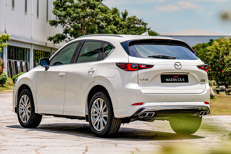 Trong khi đó, những mẫu xe Mazda CX-5 đời mới (2025) được áp dụng mức giảm từ 30-35 triệu đồng tuỳ phiên bản. Giá xe Mazda CX-5 2025 đang giao dịch quanh mức 714-839 triệu đồng. Mức giảm này nằm trong chương trình ưu đãi do Thaco triển khai.