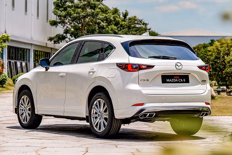 Trong khi đó, những mẫu xe Mazda CX-5 đời mới (2025) được áp dụng mức giảm từ 30-35 triệu đồng tuỳ phiên bản. Giá xe Mazda CX-5 2025 đang giao dịch quanh mức 714-839 triệu đồng. Mức giảm này nằm trong chương trình ưu đãi do Thaco triển khai.