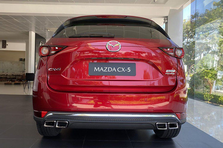 Đây là lần đầu tiên giá thực tế của xe Mazda CX-5 giảm xuống dưới 700 triệu, chạm đáy sâu nhất kể từ khi mở bán bản nâng cấp (tháng 7/2023). Trong danh mục xe Mazda bán tại Việt Nam, CX-5 được xem là quân át chủ bài, giúp hãng thống trị phân khúc SUV cỡ C.