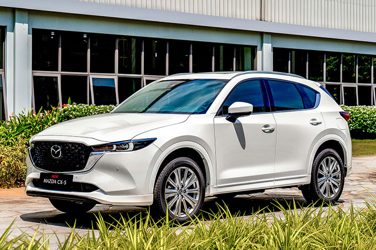 Mức giá xe Mazda CX-5 này hiện thấp hơn 55-60 triệu đồng (tuỳ phiên bản) so với đề xuất của nhà phân phối Trường Hải (Thaco). Mức giảm sâu này áp dụng cho xe có VIN 2024 nhằm xả hàng tồn kho. 