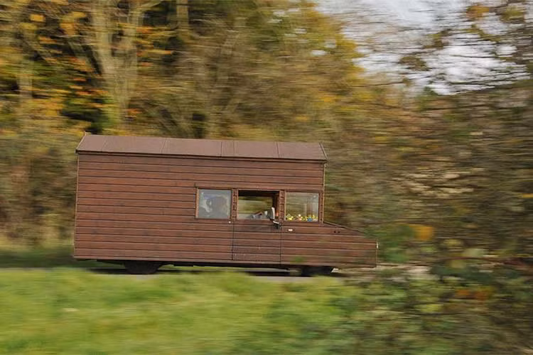 Một người đàn ông tên là Kevin Nicks đến từ Scotland đã quyết định biến căn nhà kho bằng gỗ của mình thành một cỗ máy tốc độ thực thụ với mục tiêu chinh phục vận tốc 100 dặm/giờ (hơn 160km/h). 