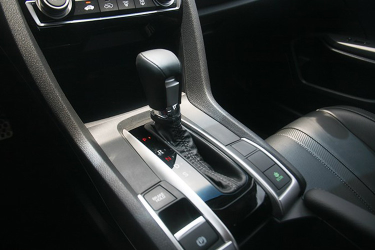 Honda Civic 1.8 AT sẽ sử dụng động cơ xăng 1.8 lít i-VTEC, hút khí tự nhiên, công suất 141 mã lực ở vòng tua 6.500 vòng/phút và mô-men xoắn cực đại 174 Nm ở 4.300 vòng/phút, hộp số CVT giống bản 1.5 Turbo. Bản 1.5 Turbo vẫn sẽ có động cơ tăng áp, công suất cực đại 170 mã lực và mô-men xoắn 220Nm, đều đạt ở vòng tua 5.500 vòng/phút.