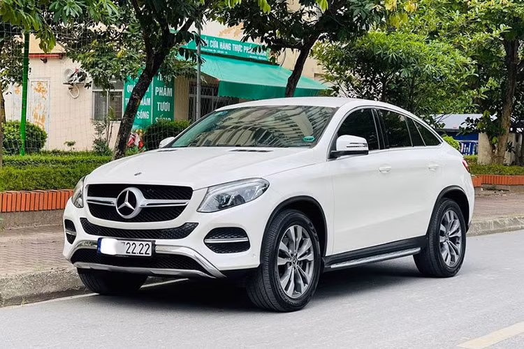 Ở thời điểm năm 2020, giá xe Mercedes-Benz GLE400 4Matic Coupe mới có mức niêm yết chính hãng 4,129 tỷ đồng. Nếu cộng thêm các khoản thuế, phí theo quy định, giá lăn bánh xe sẽ dao động vào khoảng 4,5 - 4,6 tỷ đồng tùy địa phương đăng ký.