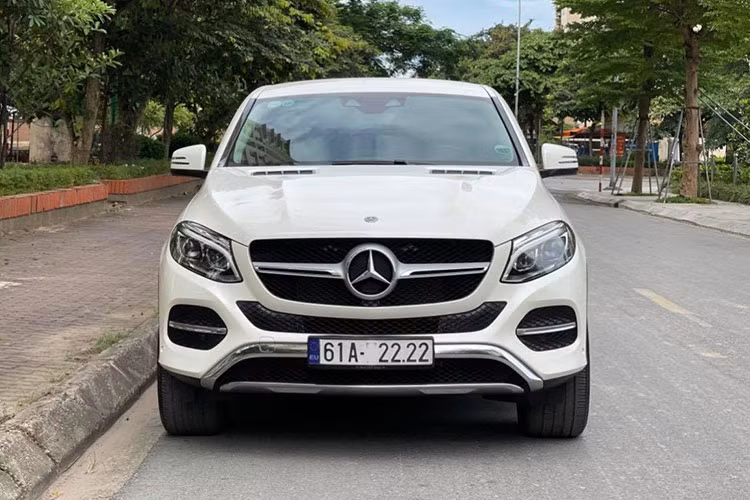 Chiếc xe Mercedes GLE400 Coupe đời 2019 trong bài viết này đăng ký năm 2020 tại Bình Dương, và được rao bán trên sàn xe cũ với mức hơn 3,6 tỷ đồng. Như vậy, theo tính toán, khách hàng mua xe có thể tiết kiệm tới gần 1 tỷ đồng so với mua xe mới "đập hộp".