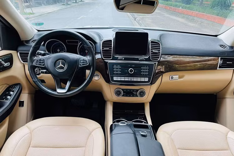 Chiếc xe sang Mercedes-Benz GLE 400 4Matic Coupe đời 2019 này thuộc đội hình sản phẩm GLE Class tại Việt Nam với cấu hình 5 chỗ và có kích thước tổng thể dài x rộng x cao tương ứng 4.900 x 2.003 x 1.731 (mm) và chiều dài cơ sở 2915 mm, mang lại không gian ngồi thoải mái cho cả người lái và hành khách ngồi bên trong xe.